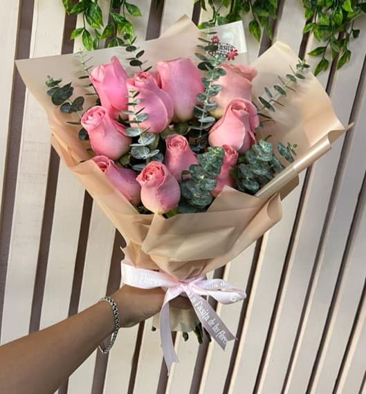 Ramo de 10 rosas con mini dollar