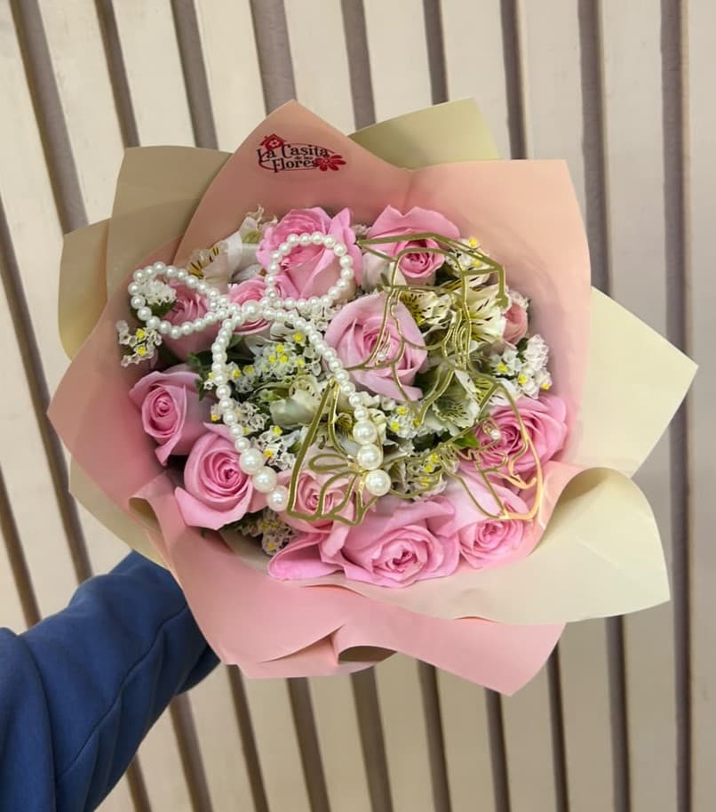 Ramo de 12 rosas rositas con astromelias, leticias, moño de perlitas y silueta de graduación