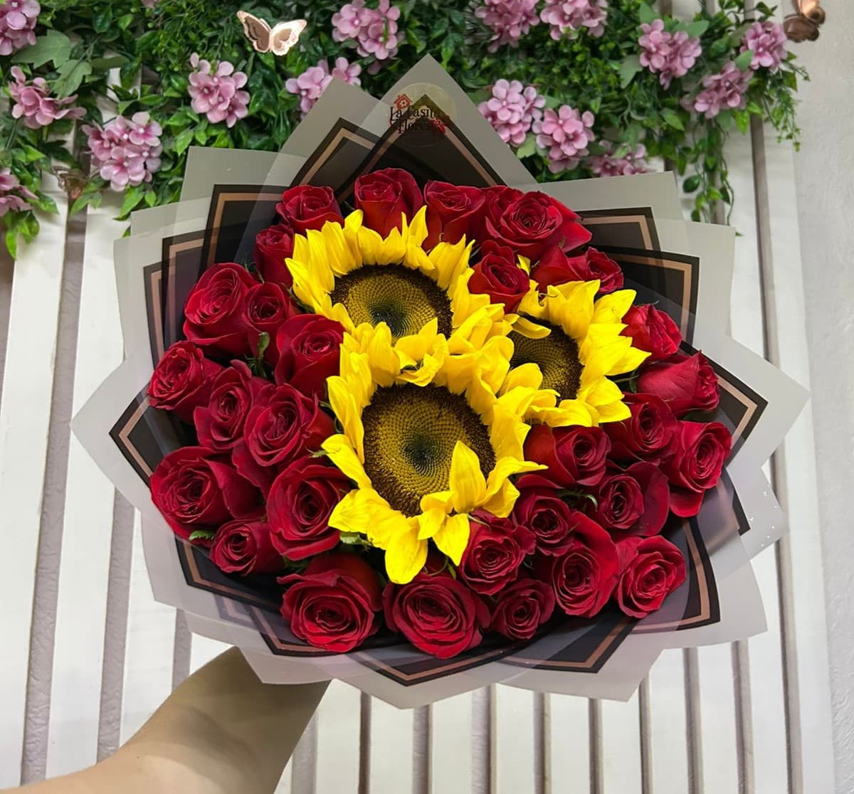 Ramo de 30 rosas rojas y 3 girasoles