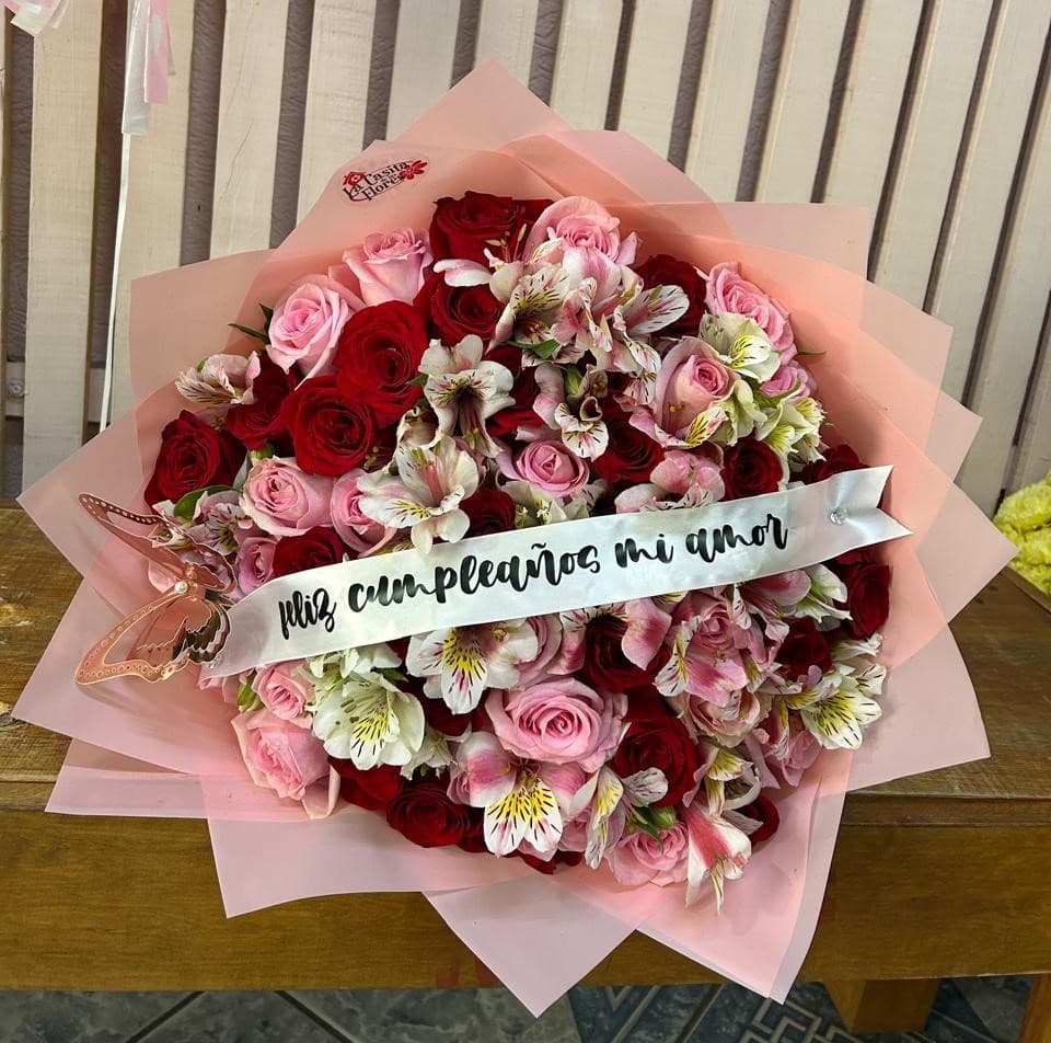 Ramo de 50 rosas con astromelias entre las rosas + 1 listón con mensaje + 1 mariposa