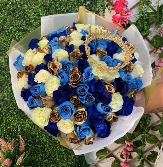 Ramo de 100 rosas azules, blancas y doradas con corona