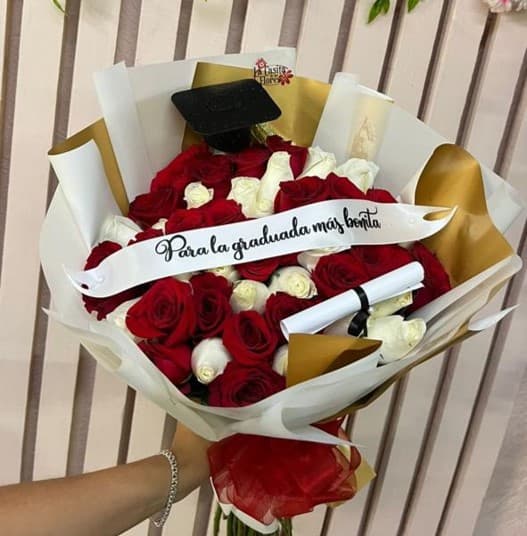 Ramo de 50 rosas, birrete y listón con mensaje