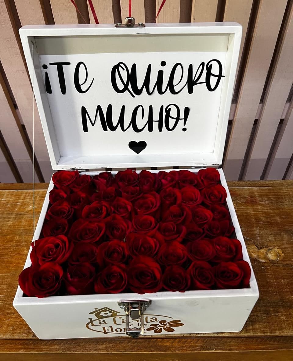 Baúl con 40 rosas rojas
