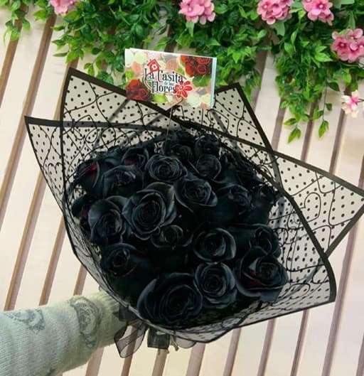 Ramo de 24 rosas negras