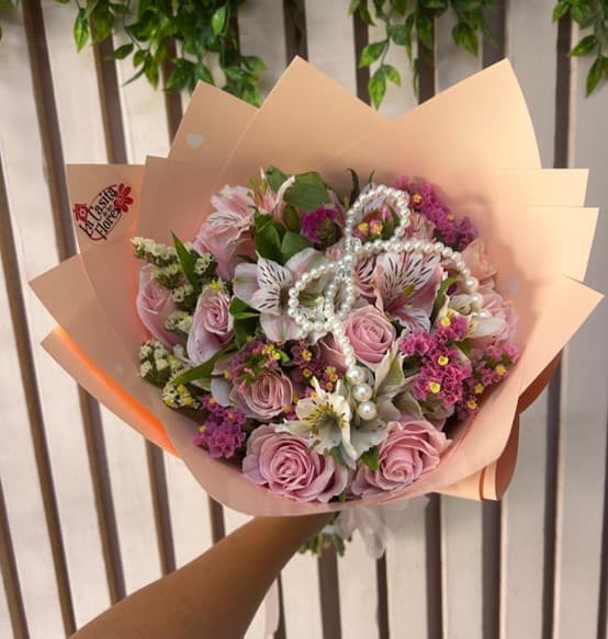 Ramo de 12 rosas rositas con astromelias y leticias y 1 moño de perlitas