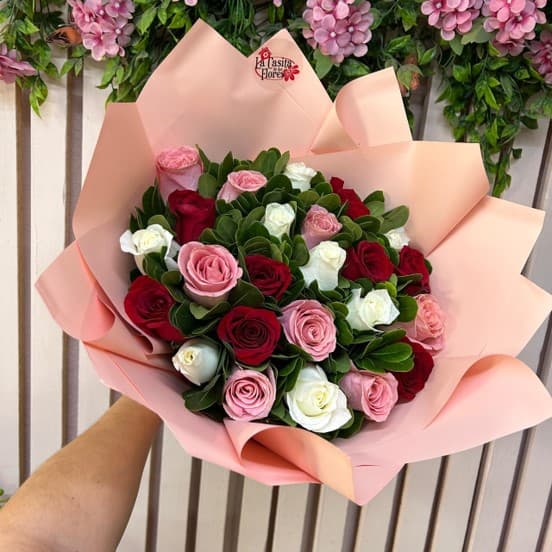 Ramo de 24 rosas con follaje