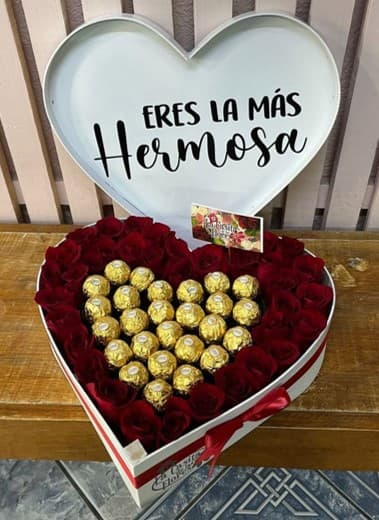 Corazón mediano con tapa con rosas y ferreros