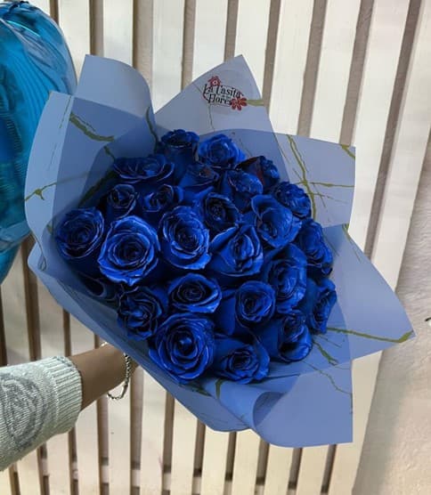Ramo de 24 rosas azules