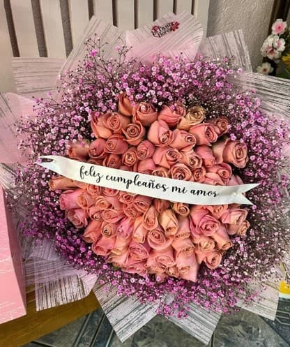 Ramo de 80 rosas rositas con gypso rosita + 1 listón con mensaje