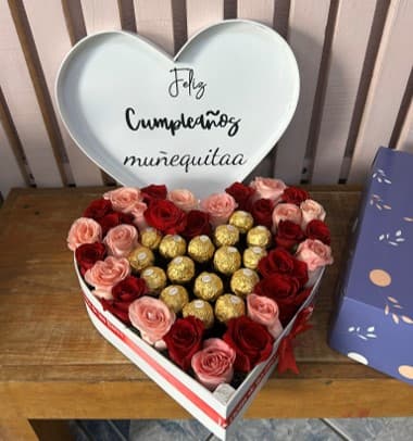 Corazón chico con tapa con rosas y ferreros
