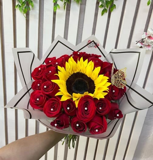 Ramo de 24 rosas rojas con pin de perlitas + 1 girasol y 1 mariposa