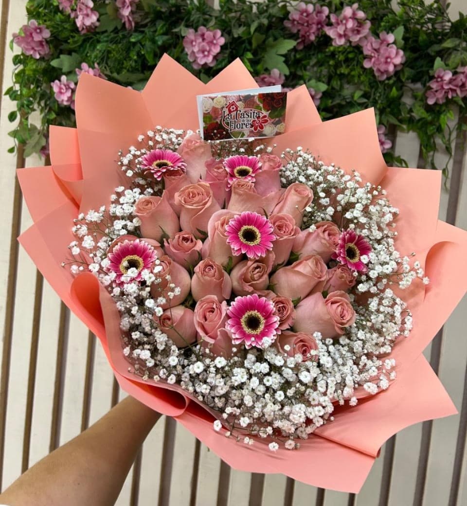 Ramo de 24 rosas rositas, 6 mini gerberas y gypso blanca alrededor