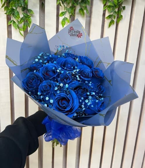 Ramo de 15 rosas azules con gypso azul