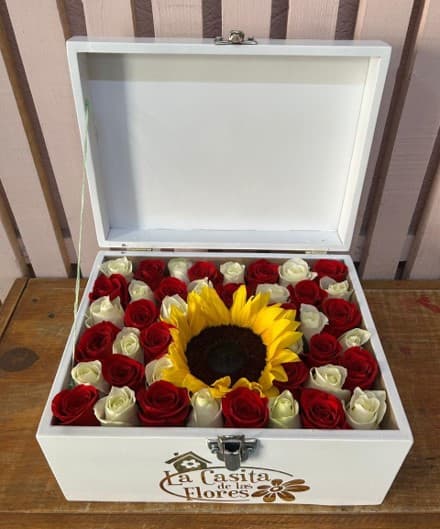 Baúl con 35 rosas y 1 girasol