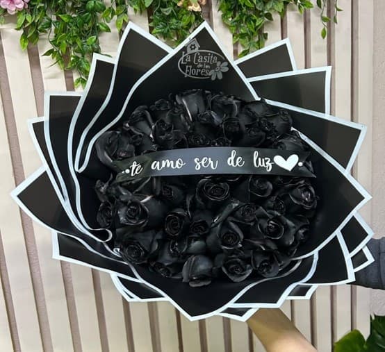 Ramo de 50 rosas negras + 1 listón con mensaje