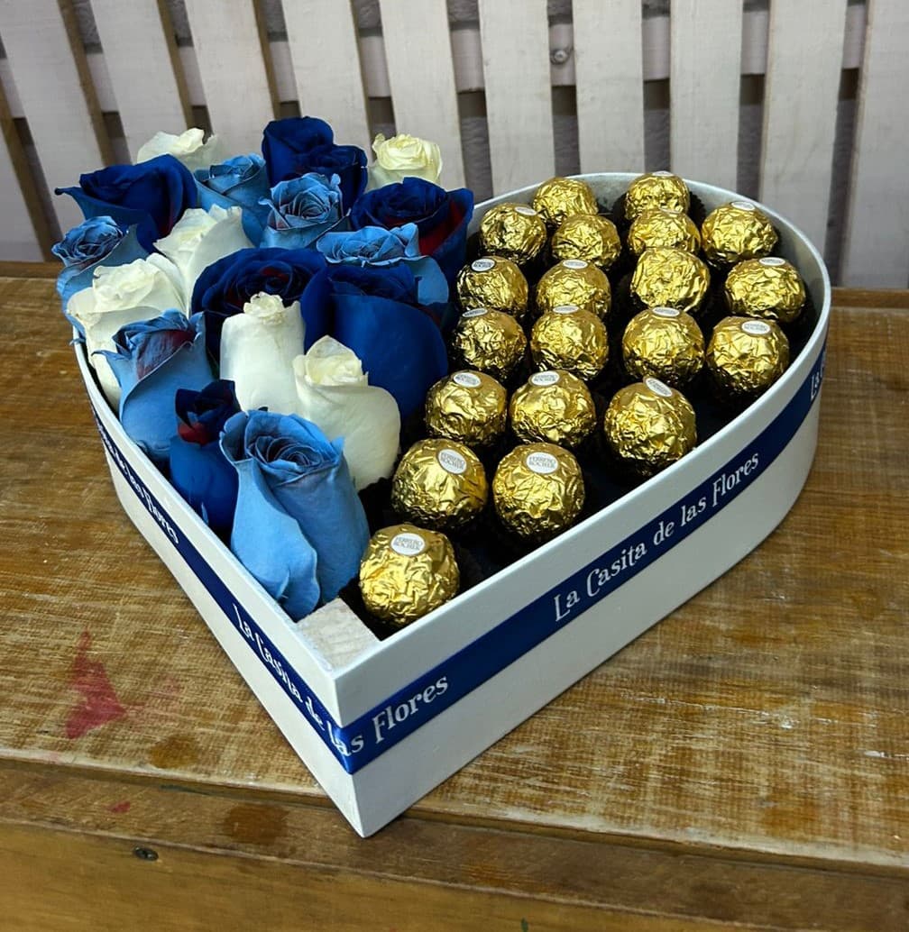 Corazón chico con rosas azules y blancas con ferreros